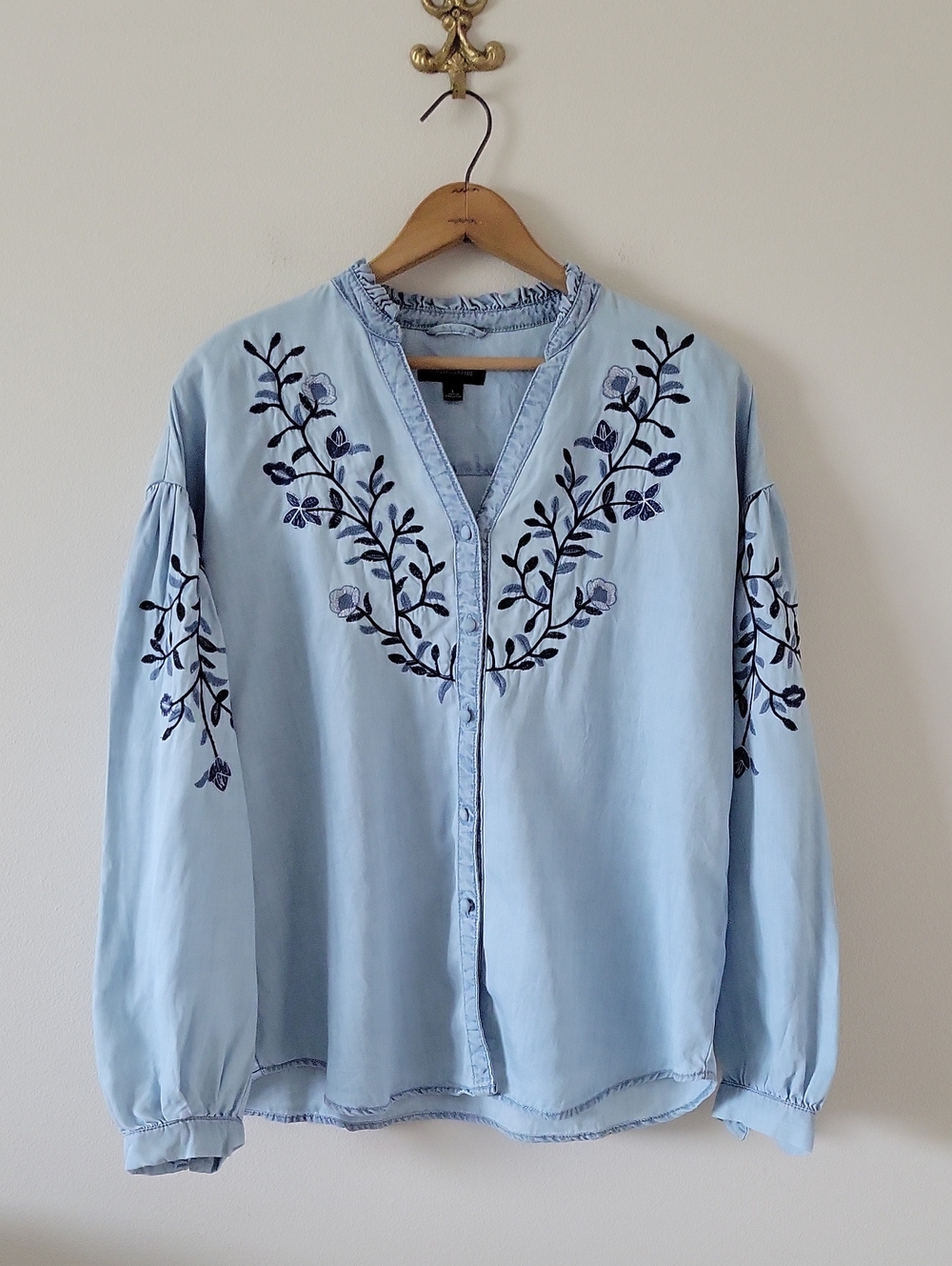 Calligraphie Blue Chambray Embroidered Button Down Size Large